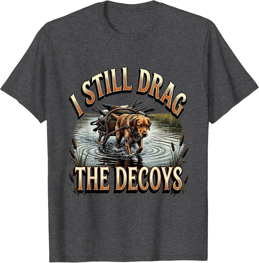 Men's I STILL DRAG THE DECOYS Funny Hunter Waterfowl Retriever Pun T-Shirt - Dark Heather Grey